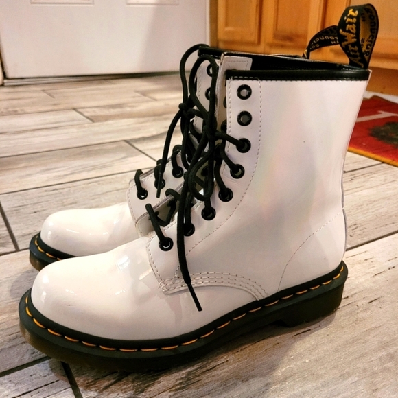 DR MARTENS 1460 Women's size 7 White smooth patent leather 8 eye lace-up boots - Picture 3 of 15
